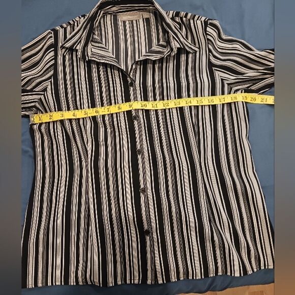 3 for $26 - Croft & Barrow Buttons Up Blouse. - Picture 3 of 7